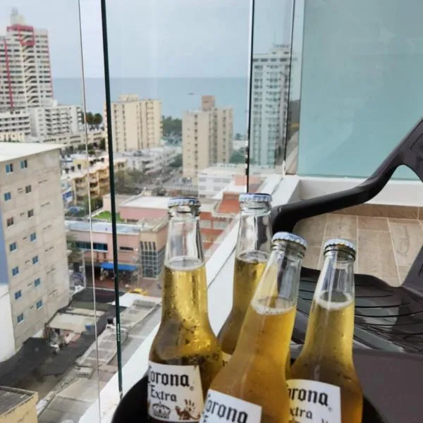 Hermoso Apartamento con doble vista Mar y montaña tipo Loft cerca a la playa instalaciones nuevas, hotel in Gaira