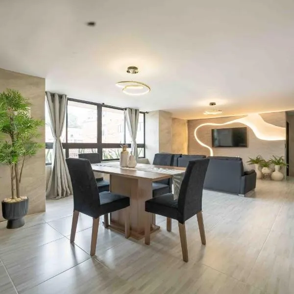 3 bedroom apartment, one block from lleras park p12 in medellin, hotel in El Poblado