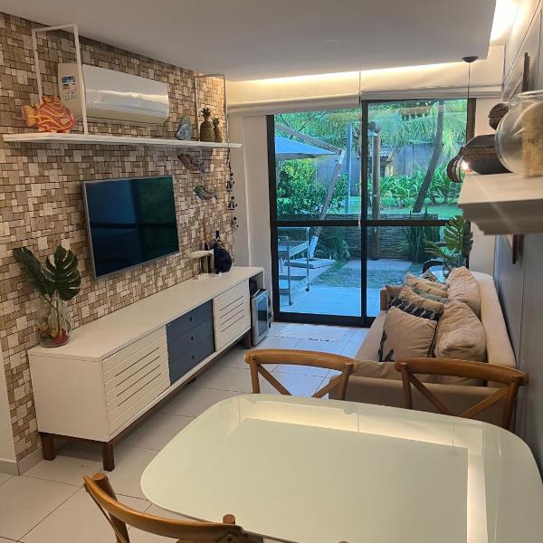 Flat com jardim privativo à beira mar de muro alto
