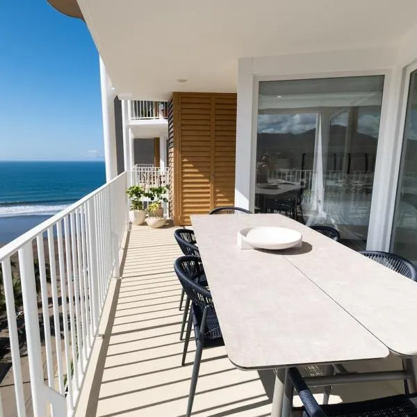 Stylish 2-BR Oceanfront Condo with Panoramic Views, hotel in Jacó