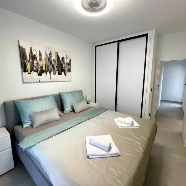 Sea Slatine II - Modern apartment with pool - 30 meters from the beach, hotel di Slatine