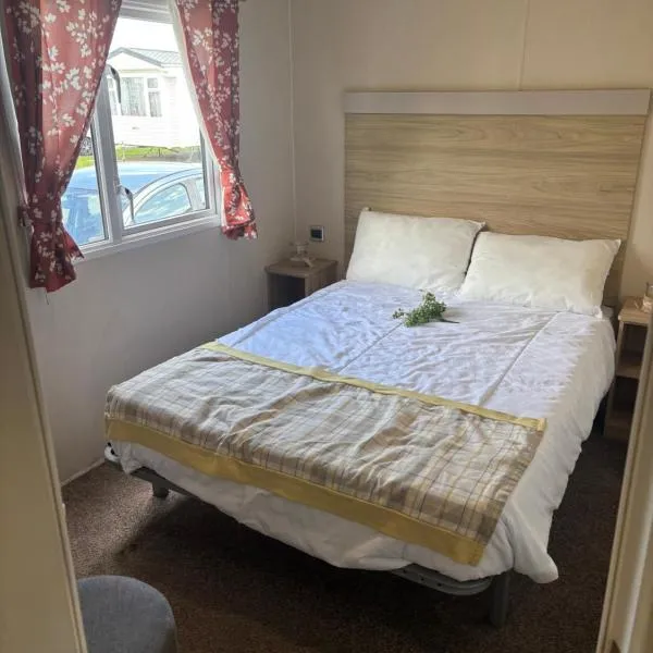 Singh&Leite Family caravan for 10 people, hótel í Jaywick Sands