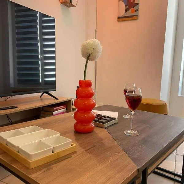 Nouveau! Appartement climatisé à 100m du marché- Tendance 70's, hotel in Surgères