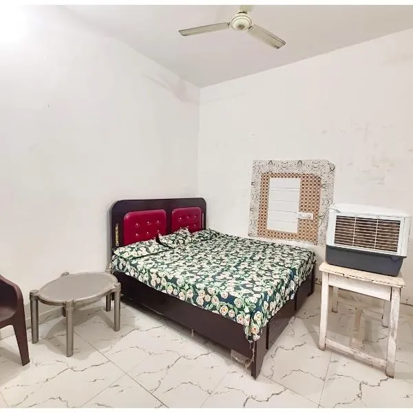 HOTEL SHREE MATE Near Shri Hanuman Garhi Mandir - Junction Railway Station - Fully Air Conditioned Room- A Top Rated Hotel, ξενοδοχείο σε Ayodhya