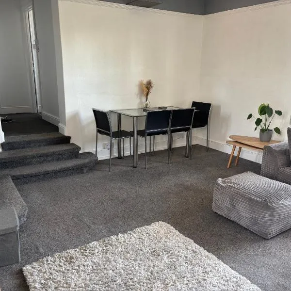 2 Bed Apartment Near Yeovil Hospital & Leonardo, hotel in Yeovil