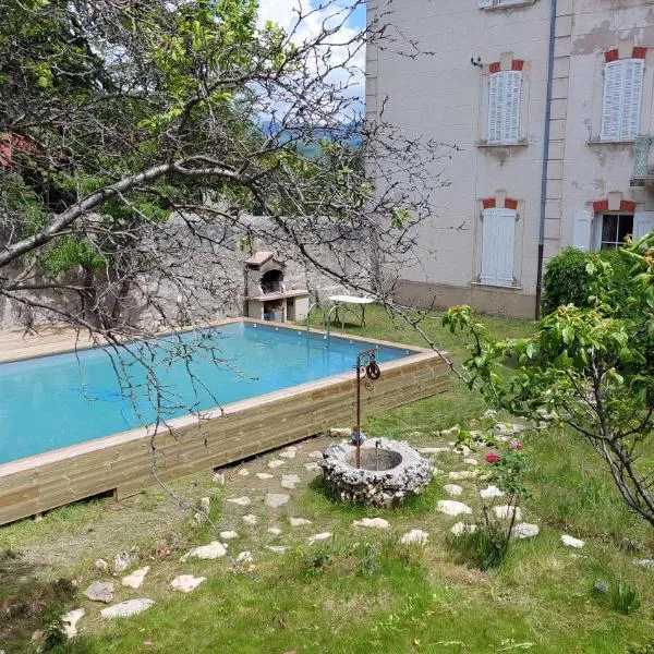 Appartement dans maison de caractère avec piscine: Banon şehrinde bir otel