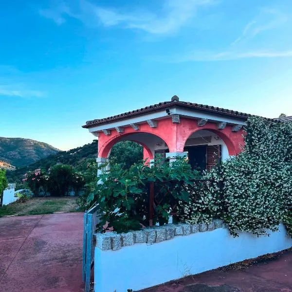 Villa con giardino e spettacolare vista mare a Porto San Paolo, hotell sihtkohas Porto San Paolo