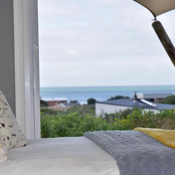 Seaview on 2822 - Romantic Ocean Studio, hotel in Bettyʼs Bay