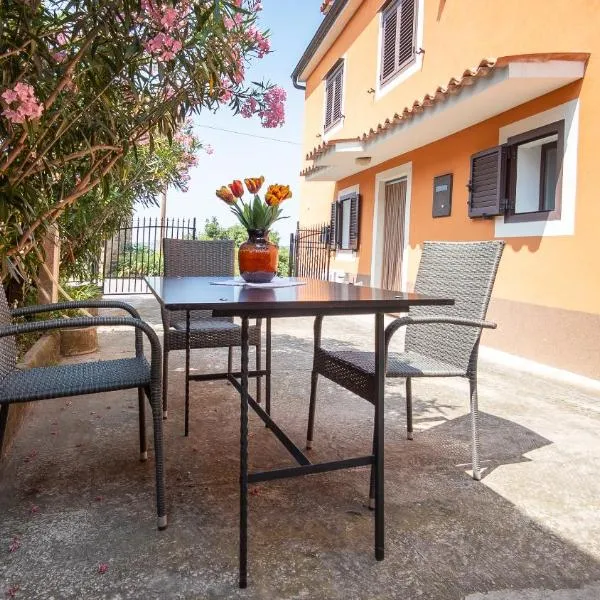 Hiša Emiliano istrski podeželski oddih - Casa Emiliano Istrian Countryside Escape, hotell i Padna