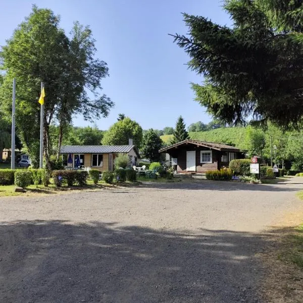 Camping la Vallée, hotel in La Tour-dʼAuvergne