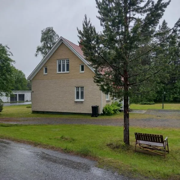 Semesterhus AURORA, hotel in Blattnicksele