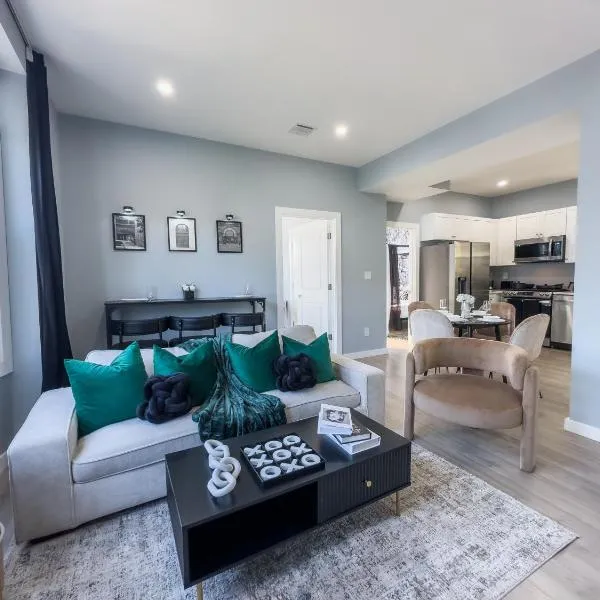 Stylish Secret, 1 FREE Parking, Sleeps 8, Walk to train and Red Bull Arena, 20 Percent OFF, hotel in Harrison