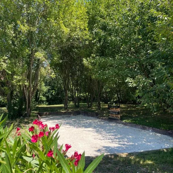 Gîte La Chartreuse avec piscine, hotel in Montpezat