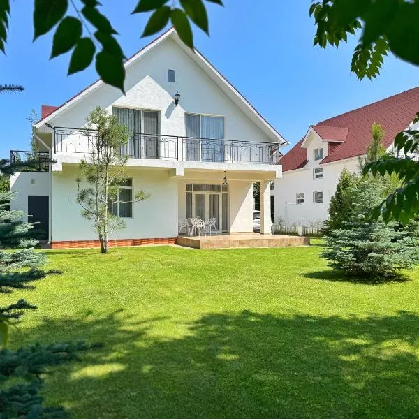 Коттедж на берегу Иссык-Куля, hotel in Cholpon-Ata