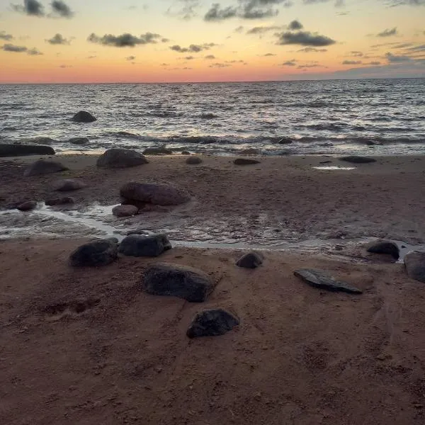 Cozy apartment near the sea, hotel in Zvejniekciems