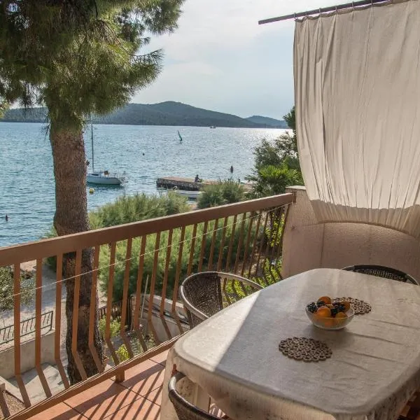 Apartmani Mima - Shoreline house, hotel in Šibenik