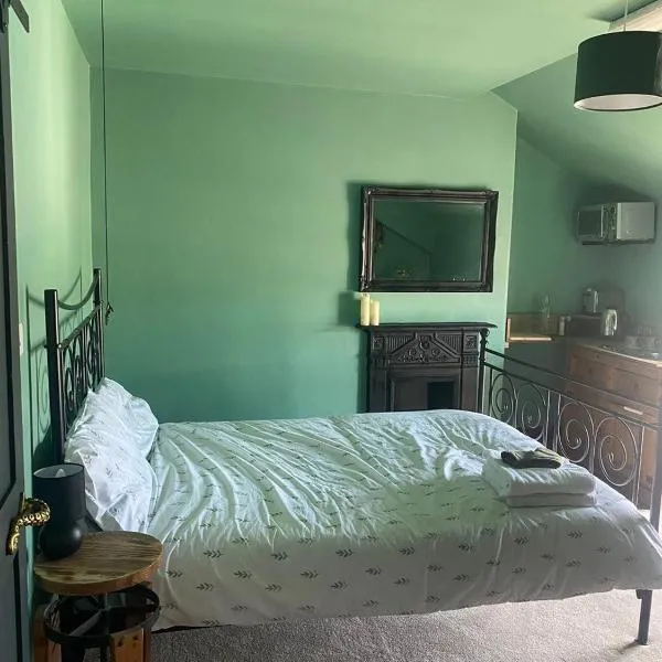 Explorer Room Ensuite Mountain View Top Floor, hotel v destinaci Pwllheli