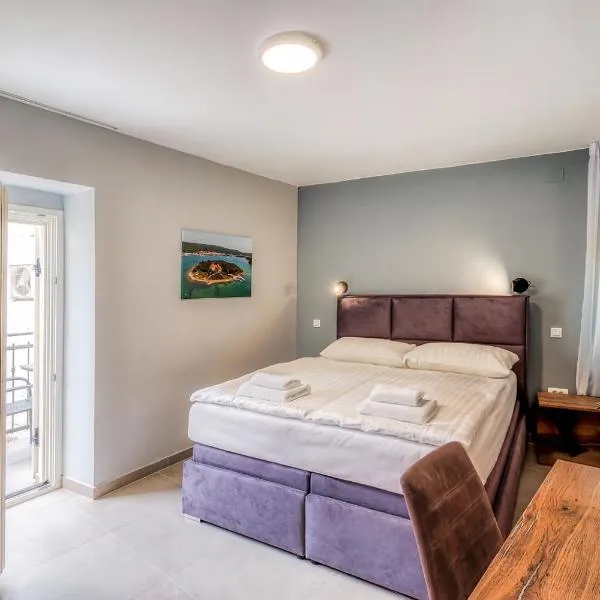 Neu Stilvolle Apartments im Zentrum von Krk nahe Strand, готель у Крку