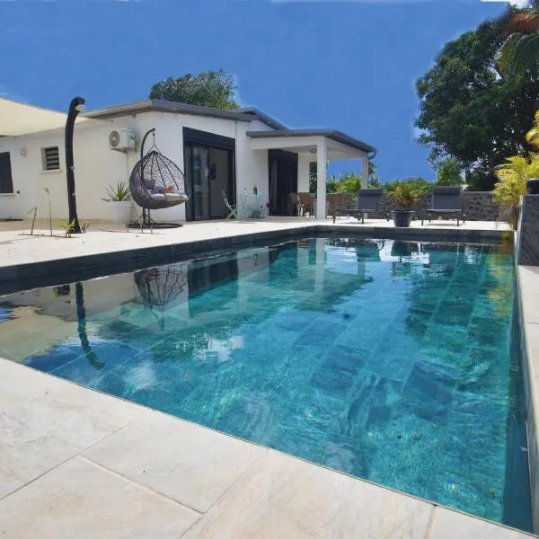 Villa du Beau Vallon 2 classée 4 étoiles Jacuzzi privatif et piscine chauffée partagée, hotel in Saint-Benoît