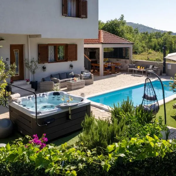 Villa Ivona with swimming pool and jacuzzi, hotel v destinaci Ošlje