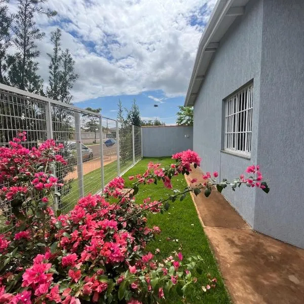 Casa Mercúrio Astral - Espaço inteiro, hotell i Chapadão do Céu