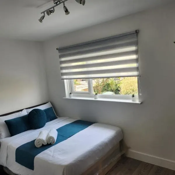 Ensuite deluxe home, hotel v destinaci Basildon