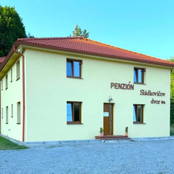 Sládkovičov dvor, hotel a Banská Štiavnica