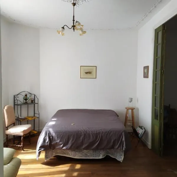 Chambre dans une maison bourgeoise 3, hotel em Airvault
