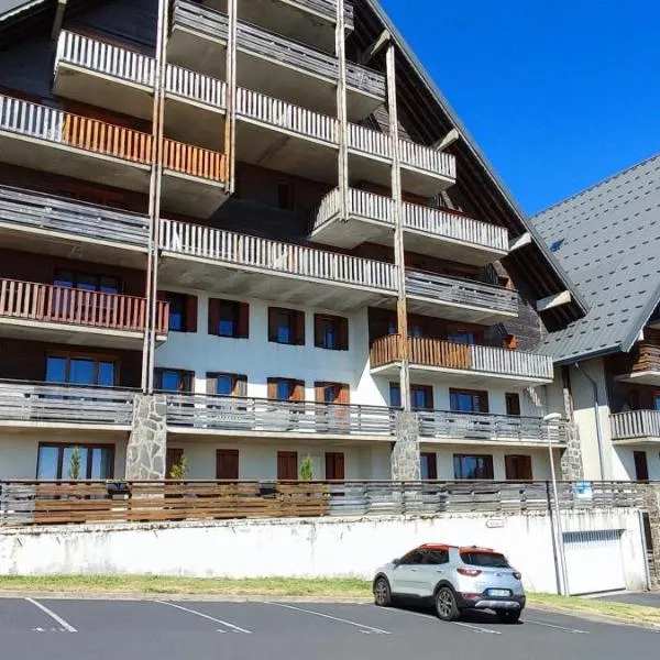 Appartement dans résidence avec piscine et parking couvert, hotel a Besse-et-Saint-Anastaise