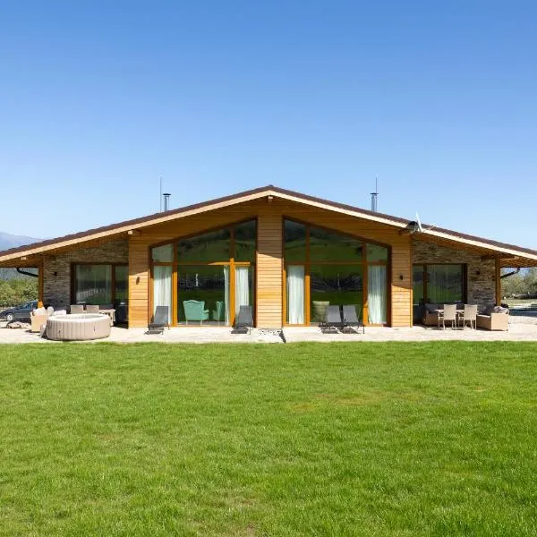 Villa Sofayla with Jacuzzi near the Pirin Golf Resort, hotel in Bansko