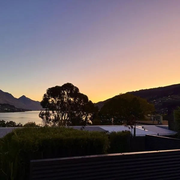 Luxury Lakeside Landing, hotel in Queenstown