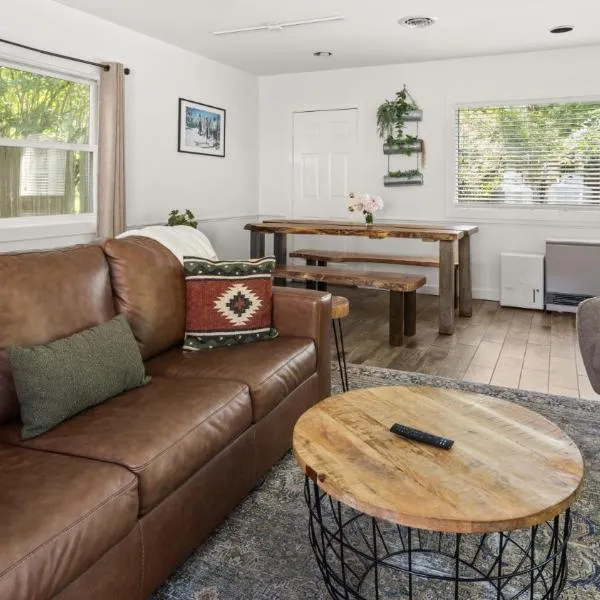 Cozy Bungalow Home in the Heart of Stowe Village, hotel v destinaci Stowe