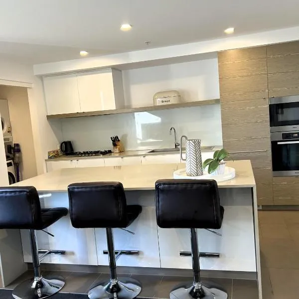 PROMENADE TOWERS 2 Bedroom Apartment with City Views on the Geelong Waterfront - 506, hotel di Geelong