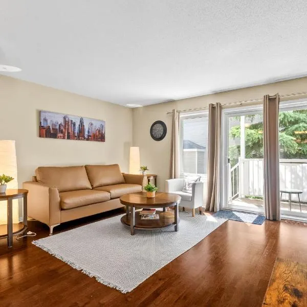 Cozy Modern Condo Near Downtown Ottawa with Free Parking and Patio, Hotel in Ottawa