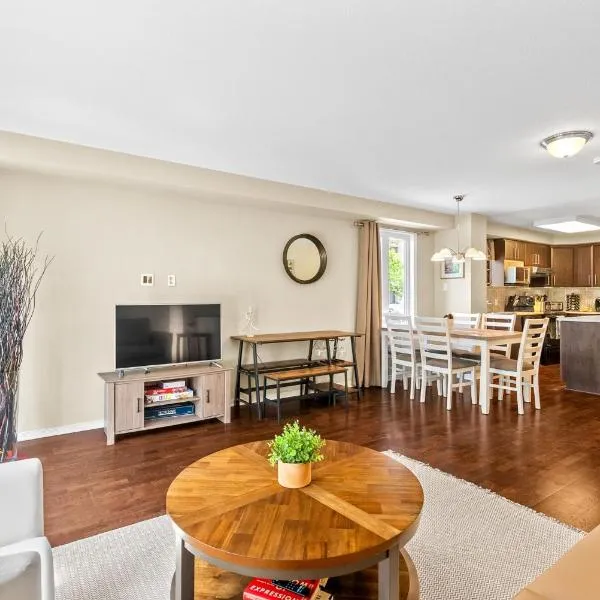 Cozy Modern Condo Near Downtown Ottawa with Free Parking and Patio, ξενοδοχείο στην Οττάβα
