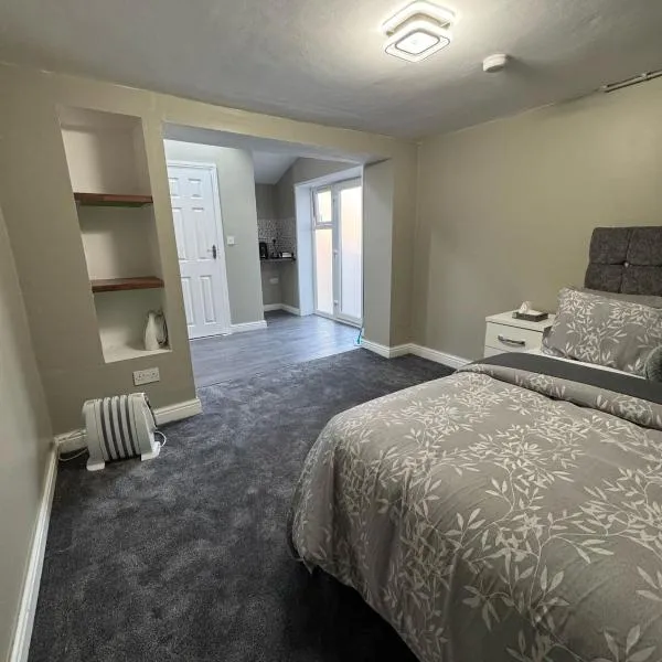 Private Studio Retreat with WiFi & HD TV & Workspace, hotel in Huddersfield
