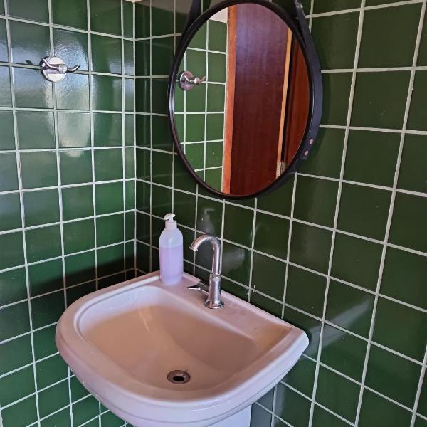 Suíte bem localizada, perto da praia, ar-condicionado e garagem - Foto 3