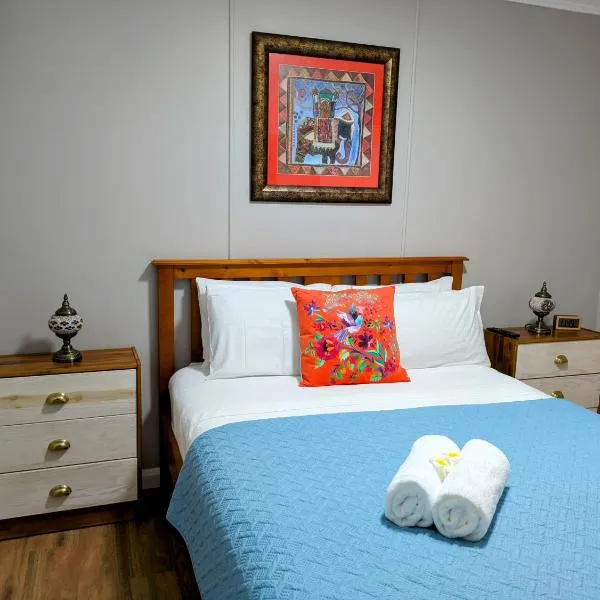 Cute Cottage - 2 Bedrooms - City & Strand Beach Location, hotel in Townsville