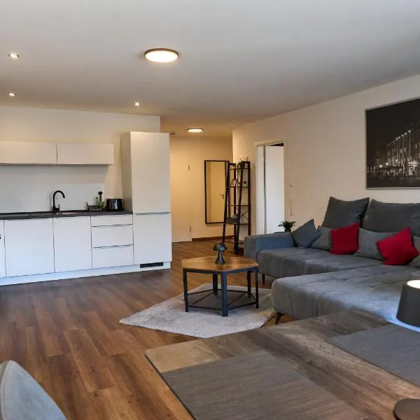Jellys Apartment - 70qm - Balkon - Küche - Parken - 2x smart TV - King Size Bett - nur 5min zum Europa Park, hotel in Rheinhausen