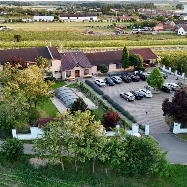 Resort Kovács, hotel v Novosedlech