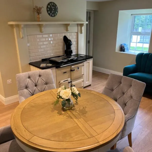The Residence at Lough Key - Luxury by the Water, מלון בKnockvicar Bridge