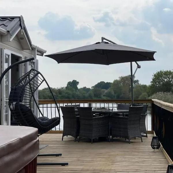Riverside Lodge, with Hot tub on The River Severn, khách sạn ở Tirley