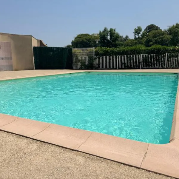 LA PROVENCE fantastic apartment 75m2 Big pool private parking top location, hotel in Le Pontet