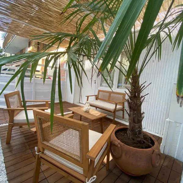 a 75 passi dal mare con parcheggio privato e giardino, hotel en Rímini
