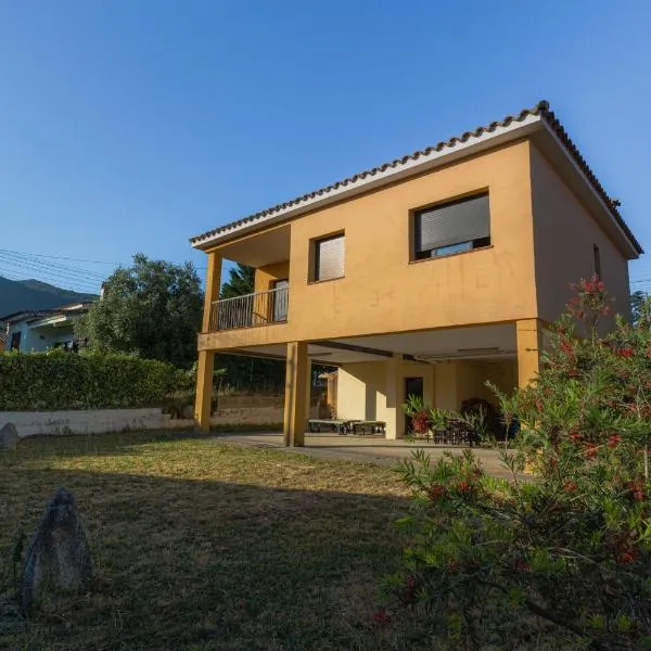Caserna 13 - Moderna Casa de Pueblo en Maçanet, hotel in Maçanet de Cabrenys