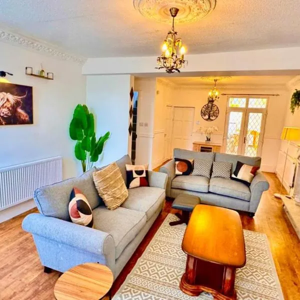 Luxury 5-Bed Home in Nicholson, Close to Sheffield City Centre, BBQ, Parking & Wi-Fi, Sleeps 10, хотел в Heeley