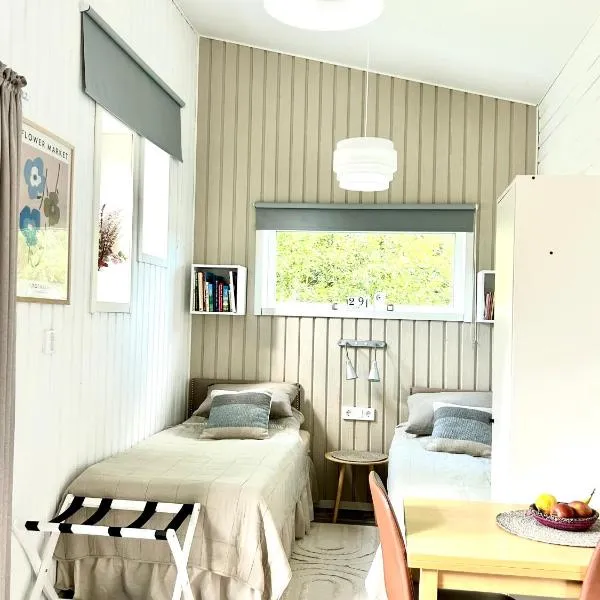Lilla huset Bed & Breakfast - countryside guesthouse, free parking, hotel v destinaci Örebro