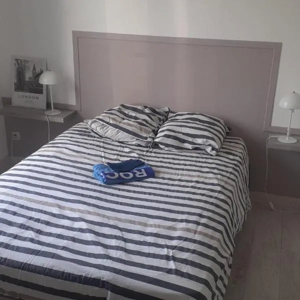 Chambre avec Salle de bain et WC privés, hotel em Montayral