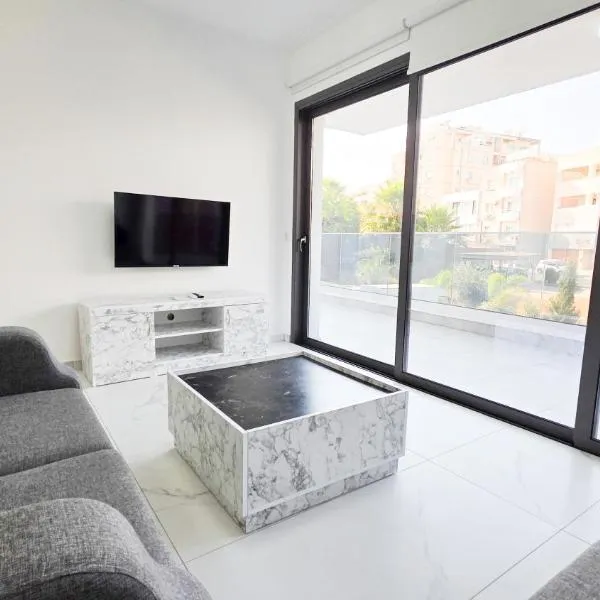 Poolside Lux Apartment, hotel em Lárnaca