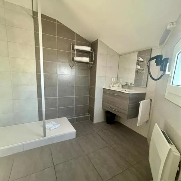 Logis Hôtel Les Colonnes Strasbourg Zenith, מלון בשטרסבורג
